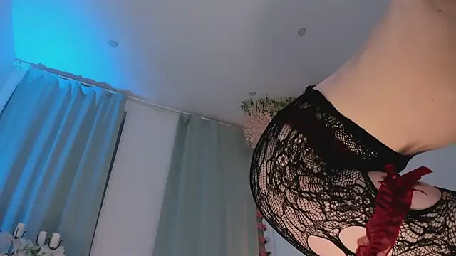 Snapshot of LilianKroft chatting on 03-18-25, 12:25 LilianKroft online show from 03-18-25, 12:25