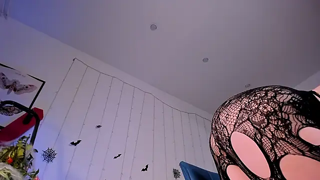 Snapshot of LilianKroft chatting on 10-27-25, 11:25 LilianKroft online show from 10-27-25, 11:25