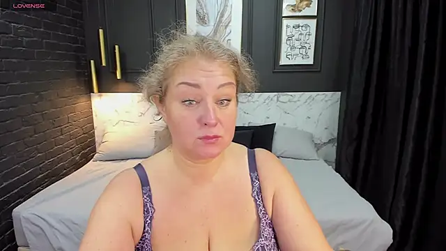 Snapshot of JenniferLight chatting on 12-22-24, 01:11 JenniferLight online show from 12-22-24, 01:11