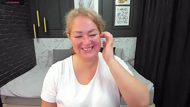 Snapshot of JenniferLight chatting on 01-29-25, 08:25 JenniferLight online show from 01-29-25, 08:25