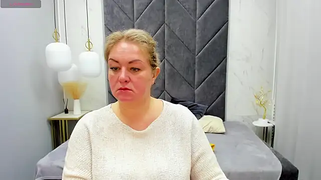 Snapshot of JenniferLight chatting on 02-04-25, 08:06 JenniferLight online show from 02-04-25, 08:06