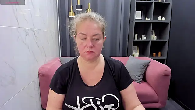 Snapshot of JenniferLight chatting on 02-06-25, 08:23 JenniferLight online show from 02-06-25, 08:23