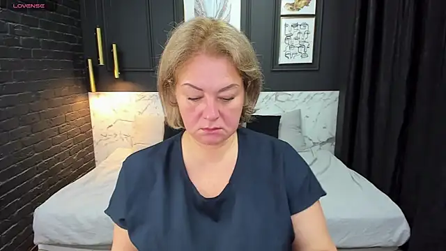 Snapshot of JenniferLight chatting on 02-22-25, 01:13 JenniferLight online show from 02-22-25, 01:13