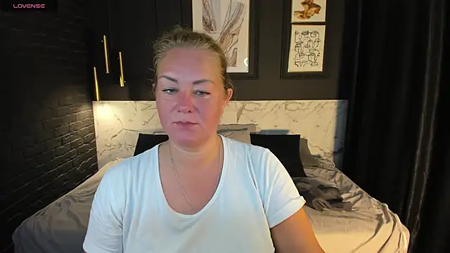 Snapshot of JenniferLight chatting on 09-10-25, 05:07 JenniferLight online show from 09-10-25, 05:07