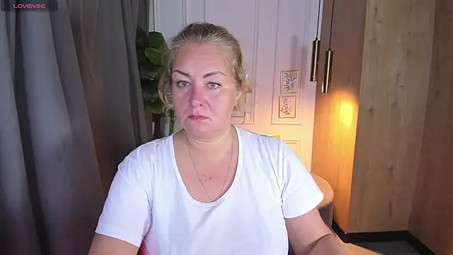 Snapshot of JenniferLight chatting on 10-12-25, 03:00 JenniferLight online show from 10-12-25, 03:00