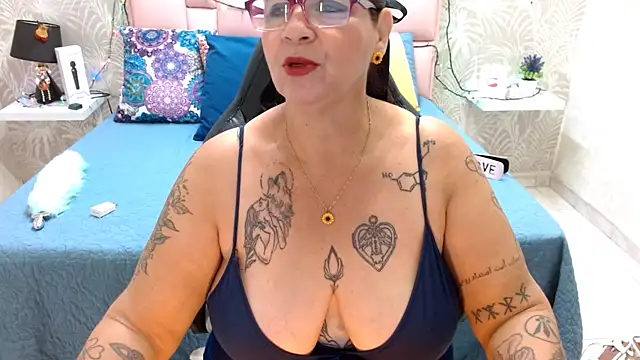 Snapshot of laura_riley chatting on 12-20-24, 11:32 laura riley online show from 12-20-24, 11:32