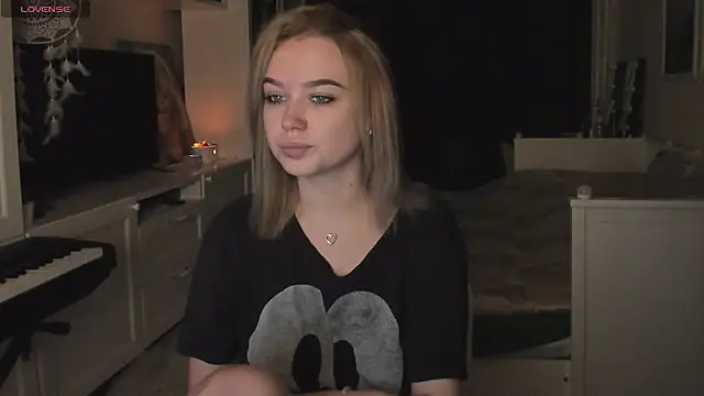 Snapshot of MaryDreaminess chatting on 12-12-24, 03:37 MaryDreaminess online show from 12-12-24, 03:37