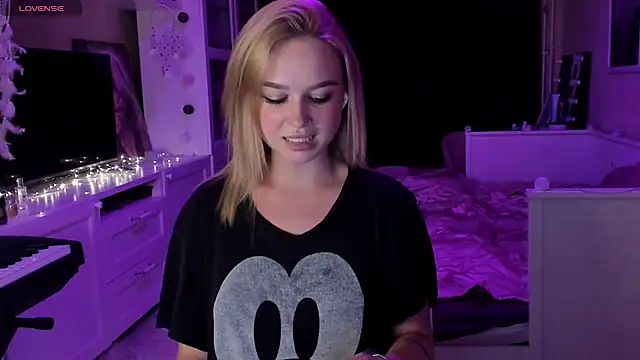 Snapshot of MaryDreaminess chatting on 03-06-25, 06:48 MaryDreaminess online show from 03-06-25, 06:48