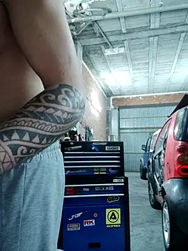 Snapshot of wolf113r chatting on 11-02-25, 07:27 wolf113r online show from 11-02-25, 07:27