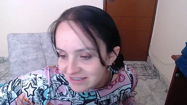 Snapshot of antara_hotgirl chatting on 12-20-24, 07:50 antara hotgirl online show from 12-20-24, 07:50