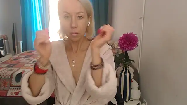 LuxuryNika online show from 09-22-25, 10:06