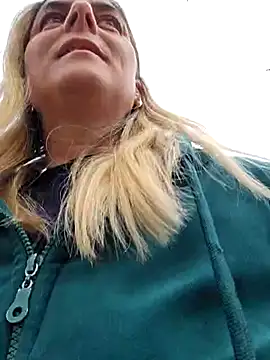 IsabelleCraft online show from 03-22-25, 01:41