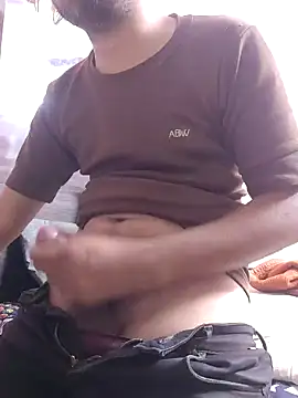 Snapshot of HotBoyOm chatting on 02-08-25, 05:29 HotBoyOm online show from 02-08-25, 05:29