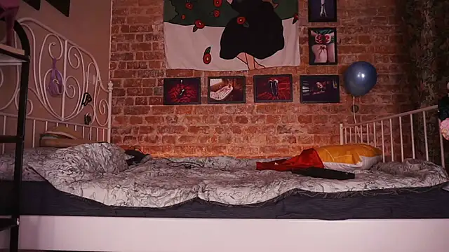 Snapshot of Evelively chatting on 09-25-25, 03:32 Evelively online show from 09-25-25, 03:32