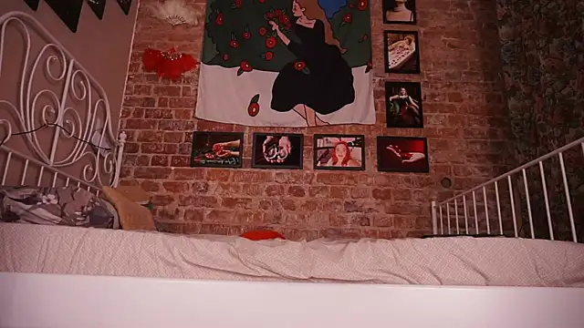 Snapshot of Evelively chatting on 12-18-25, 02:28 Evelively online show from 12-18-25, 02:28