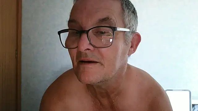 Snapshot of bigballnz chatting on 02-15-25, 07:49 bigballnz online show from 02-15-25, 07:49