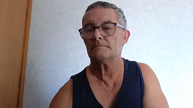 Snapshot of bigballnz chatting on 02-18-25, 01:32 bigballnz online show from 02-18-25, 01:32