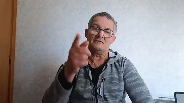 Snapshot of bigballnz chatting on 02-28-25, 05:37 bigballnz online show from 02-28-25, 05:37