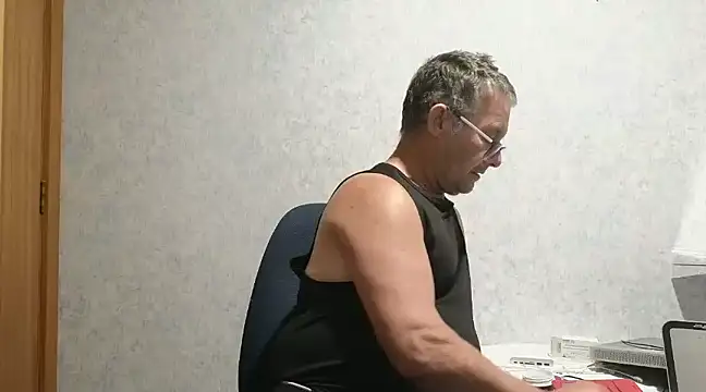 Snapshot of bigballnz chatting on 03-10-25, 08:59 bigballnz online show from 03-10-25, 08:59
