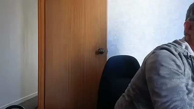 Snapshot of bigballnz chatting on 09-17-25, 07:48 bigballnz online show from 09-17-25, 07:48