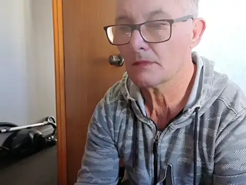 Snapshot of bigballnz chatting on 09-18-25, 08:55 bigballnz online show from 09-18-25, 08:55