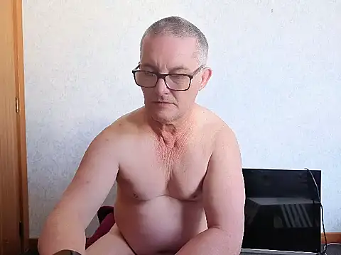 Snapshot of bigballnz chatting on 09-22-25, 09:28 bigballnz online show from 09-22-25, 09:28