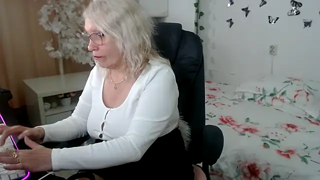 Snapshot of Ghertrude52 chatting on 05-17-26, 04:10 Ghertrude52 online show from 05-17-26, 04:10