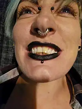 Snapshot of PinkTheHawk chatting on 12-31-24, 10:58 PinkTheHawk online show from 12-31-24, 10:58