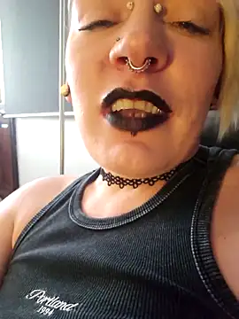 Snapshot of PinkTheHawk chatting on 09-18-25, 01:18 PinkTheHawk online show from 09-18-25, 01:18