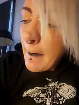 Snapshot of PinkTheHawk chatting on 09-28-25, 09:42 PinkTheHawk online show from 09-28-25, 09:42