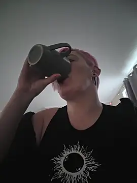 Snapshot of PinkTheHawk chatting on 05-30-26, 04:53 PinkTheHawk online show from 05-30-26, 04:53