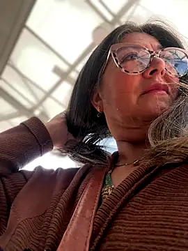 Snapshot of emma_tour chatting on 12-16-25, 02:44 emma tour online show from 12-16-25, 02:44