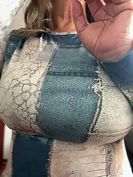 Snapshot of emma_tour chatting on 12-17-25, 04:13 emma tour online show from 12-17-25, 04:13