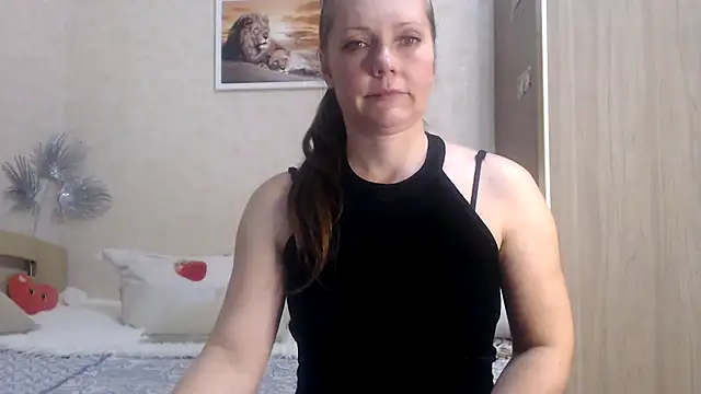 Snapshot of SheLion chatting on 12-14-24, 04:31 SheLion online show from 12-14-24, 04:31