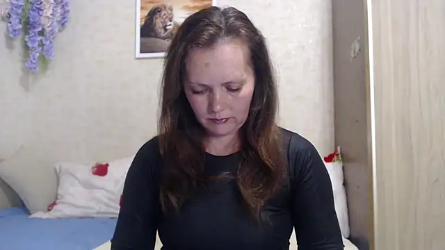 Snapshot of SheLion chatting on 10-19-25, 04:29 SheLion online show from 10-19-25, 04:29