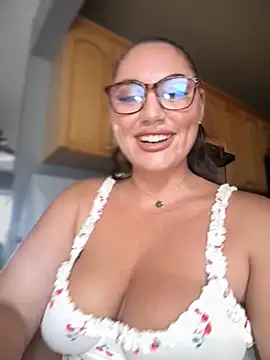 Snapshot of lovely_beast chatting on 06-10-26, 04:50 lovely beast online show from 06-10-26, 04:50