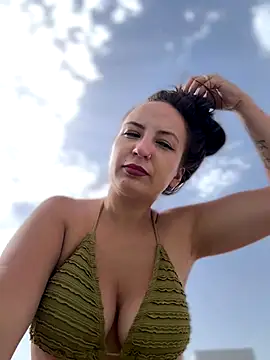 Snapshot of itsCassie chatting on 10-12-25, 11:31 itsCassie online show from 10-12-25, 11:31