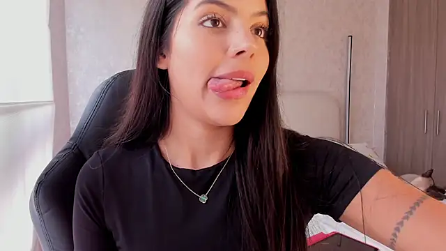 Snapshot of salome__11 chatting on 02-02-25, 07:57 salome 11 online show from 02-02-25, 07:57