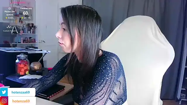 Snapshot of Hotenza69 chatting on 10-19-25, 02:50 Hotenza69 online show from 10-19-25, 02:50