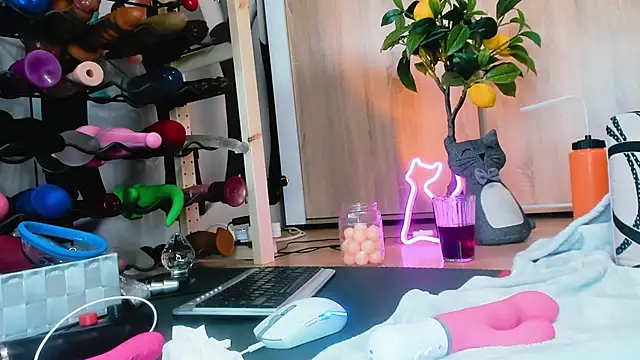 Anal Queen Mona online show from 12-12-24, 09:04