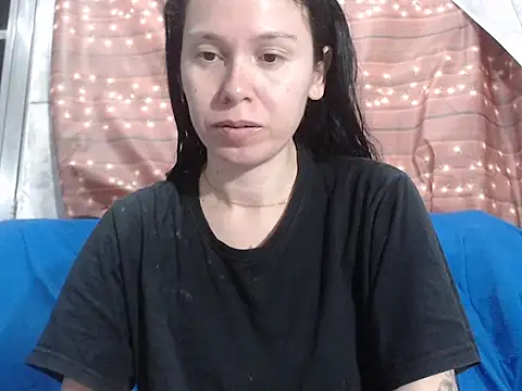 Snapshot of Venusluxodomme chatting on 10-08-25, 05:27 Venusluxodomme online show from 10-08-25, 05:27