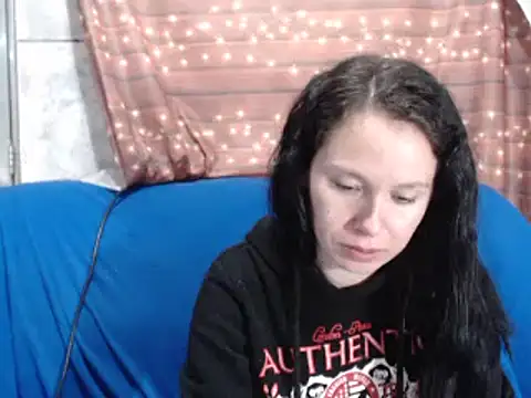 Snapshot of Venusluxodomme chatting on 11-11-25, 02:33 Venusluxodomme online show from 11-11-25, 02:33