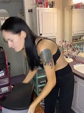 Snapshot of lolabunny9 chatting on 12-20-24, 03:21 lolabunny9 online show from 12-20-24, 03:21