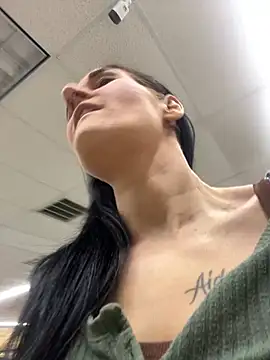 Snapshot of lolabunny9 chatting on 12-21-24, 06:23 lolabunny9 online show from 12-21-24, 06:23