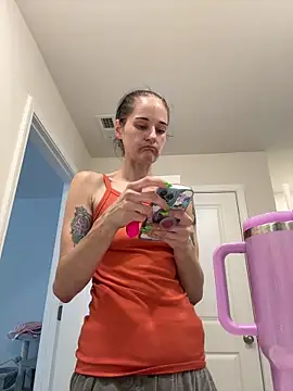 Snapshot of lolabunny9 chatting on 09-13-25, 05:02 lolabunny9 online show from 09-13-25, 05:02