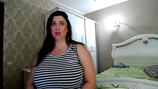 Snapshot of Evelyn_Shy chatting on 10-21-25, 06:14 Evelyn Shy online show from 10-21-25, 06:14