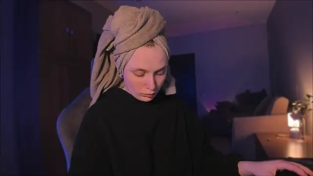 Snapshot of Rachel_Ro chatting on 12-21-24, 06:12 Rachel Ro online show from 12-21-24, 06:12