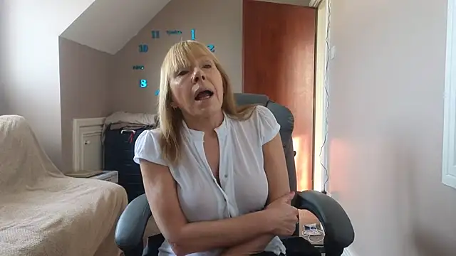 hollyjanesmith online show from 12-06-24, 12:05