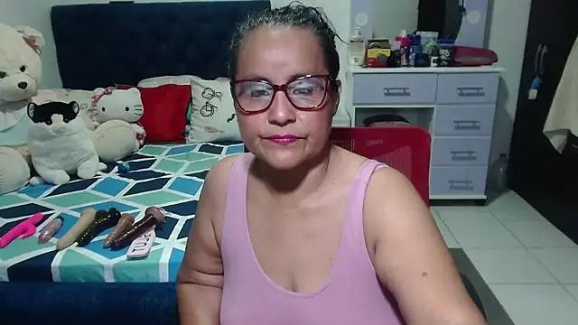 Snapshot of pervert_mommy_ chatting on 10-06-25, 10:12 pervert mommy  online show from 10-06-25, 10:12