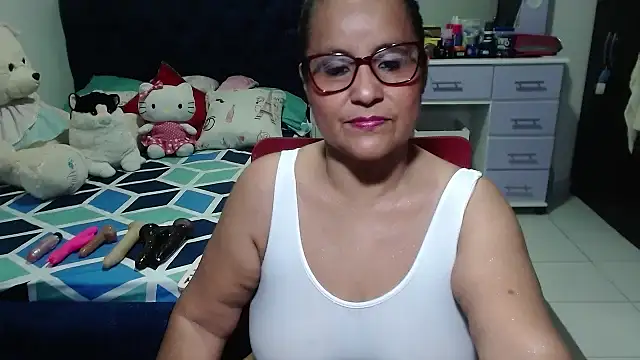 Snapshot of pervert_mommy_ chatting on 10-09-25, 09:40 pervert mommy  online show from 10-09-25, 09:40